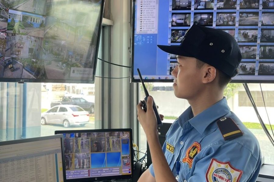 Nhân viên giám sát Camera